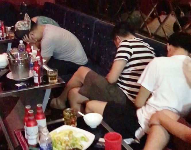 Hàng chục tiếp viên múa khiêu dâm trong nhà hàng trung tâm Sài Gòn